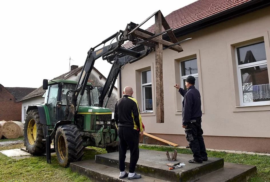 Na inicijativu mještana Oljasa podignut križ u središtu sela /FOTO/