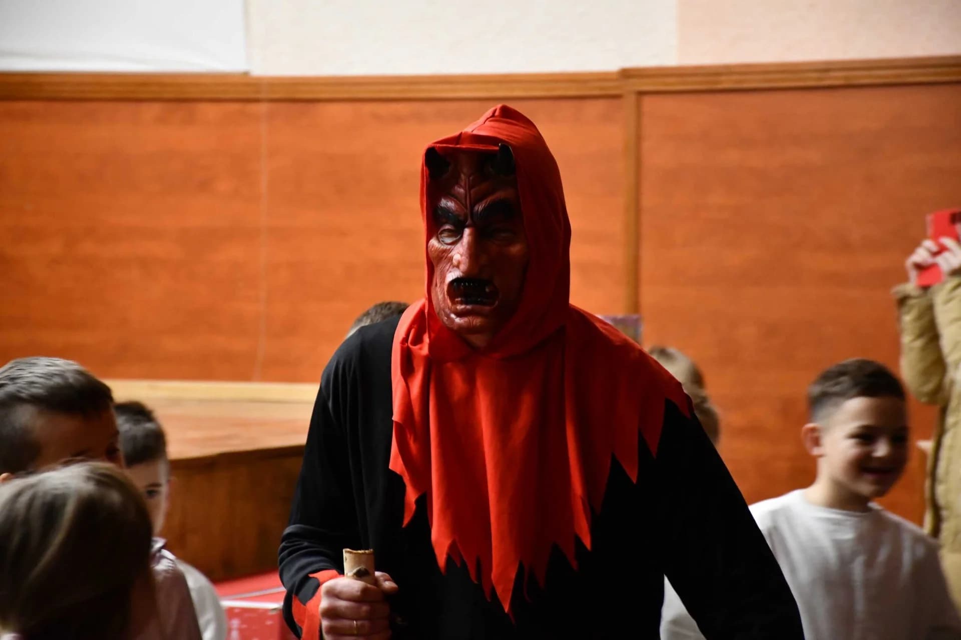 Održana priredba Svetog Nikole u prepunoj kutjevačkoj Kino dvorani [FOTO]