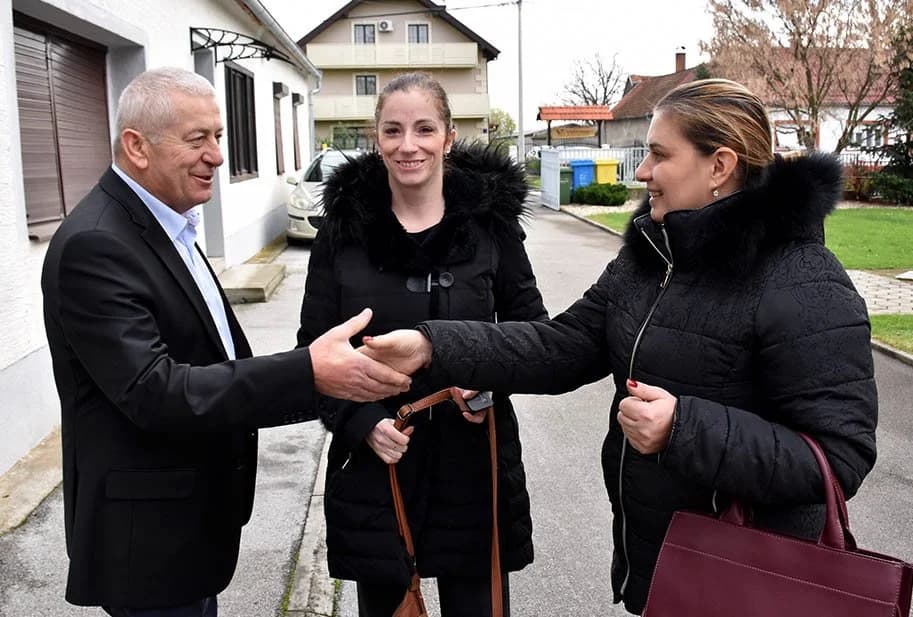 Studenti sudjelovali u pripremi i kušanju jela u izložbeno-prodajnom salonu Jelušić d.o.o. u Kaptolu /FOTO/