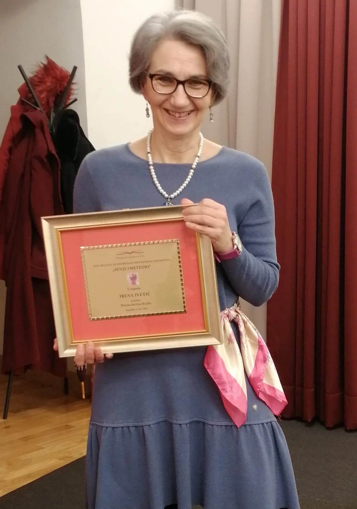 Pjesnikinja Irena Ivetić prima nagrade za svoje stihove