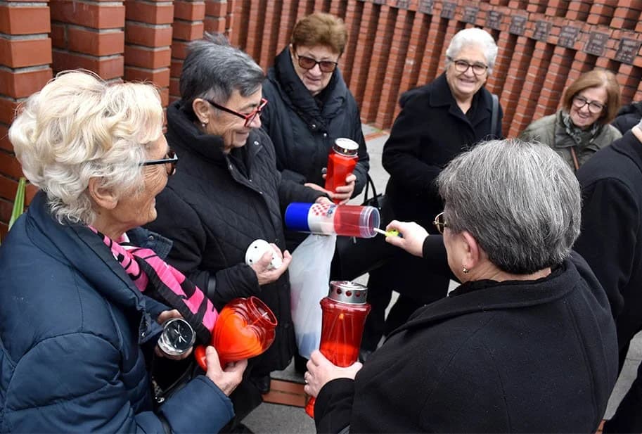 Roditelji poginulih branitelja položili vijence i zapalili svijeće kod spomenika braniteljima i dr. Tuđmanu u Požegi /FOTO/