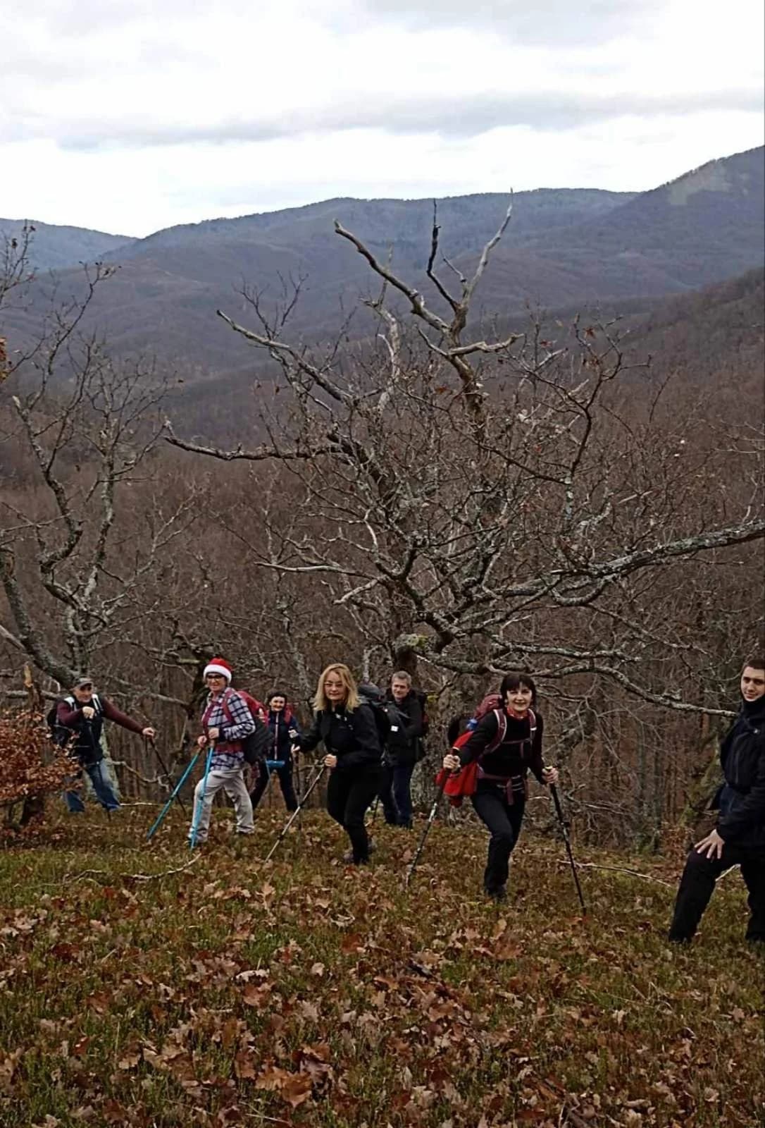 BLAGDANSKI IZLET: Planinari Sokolovca pohodili Kamengrad uživajući u toplom vremenu i prekrasnim papučkim visinama /FOTO/