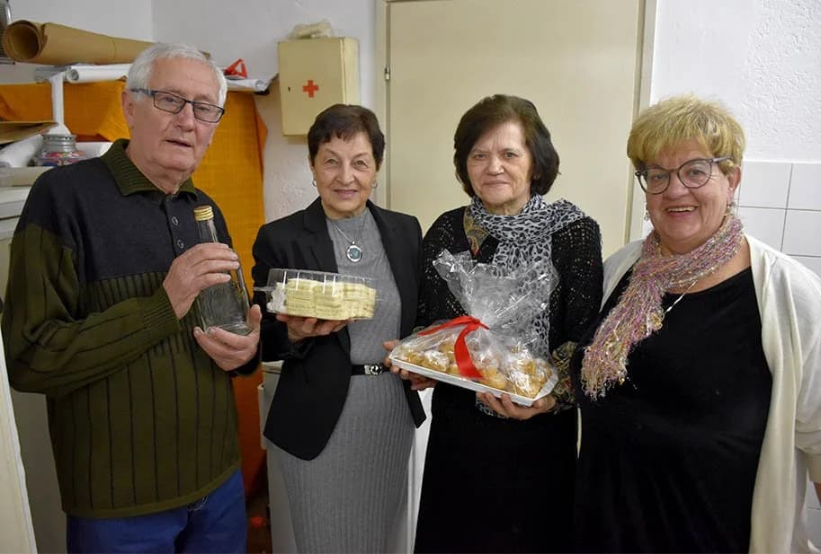 Požeški članovi Hrvatske stranke umirovljenika okupili se i razmijenili čestitke za Novu godinu
