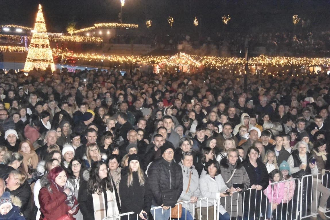 Kraljica sevdaha Hanka Paldum privukla nikad veći broj publike u Nininoj čarobnoj Shhhumi u Velikoj pokraj Požege /FOTO/