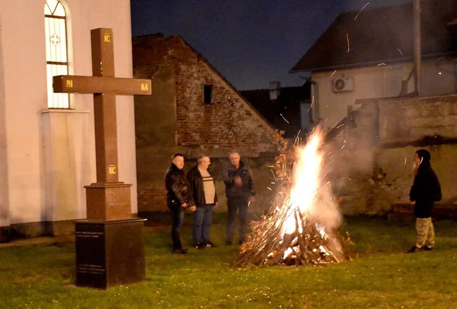ZAPALJEN BADNJAK U PRAVOSLAVNOM HRAMU SVETOG GEORGIJA U POŽEGI: Proslava Badnje večeri i Božiča [FOTOGALERIJA]