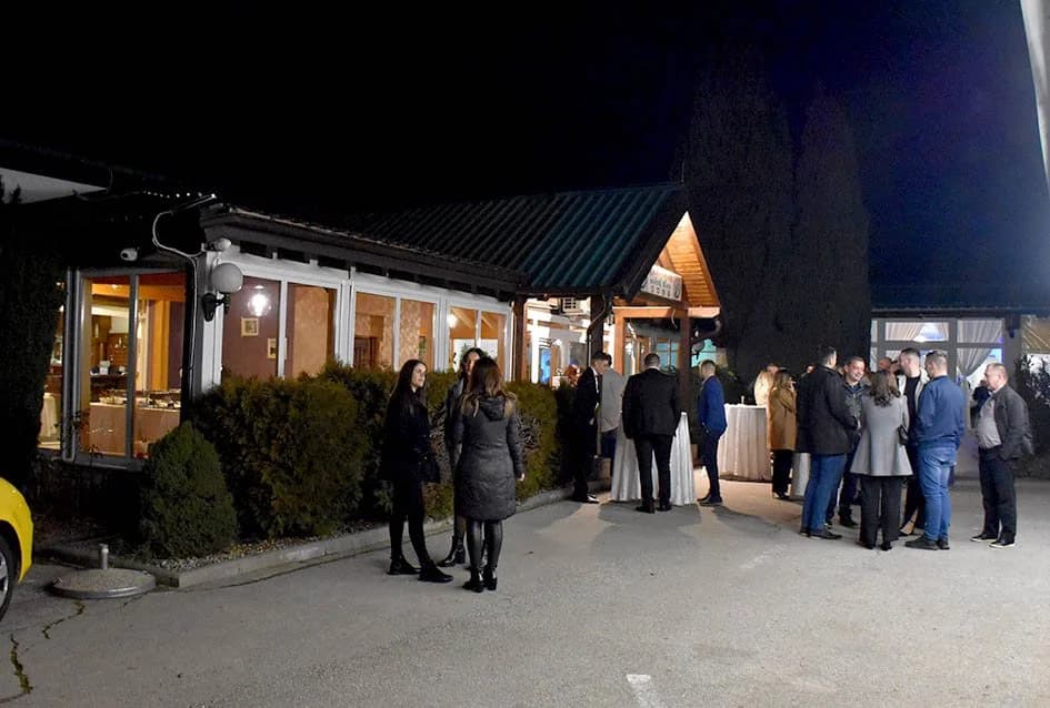 [FOTOGALERIJA] Više od 200 ugostitelja i njihovih radnika dočekali „svoju“ Novu godinu uz mnogo pjesme i plesa