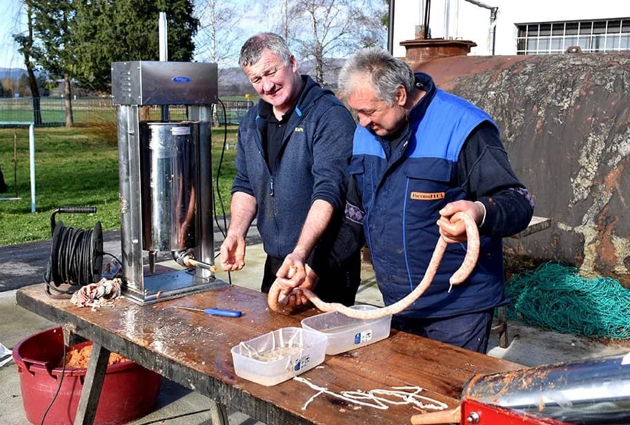 VETOVAČKO VINCELOVO: Od dva tovljenika teška 400 kilograma pripremili  stotine metara kobasica, te ostalih delicija za brojne posjetitelje