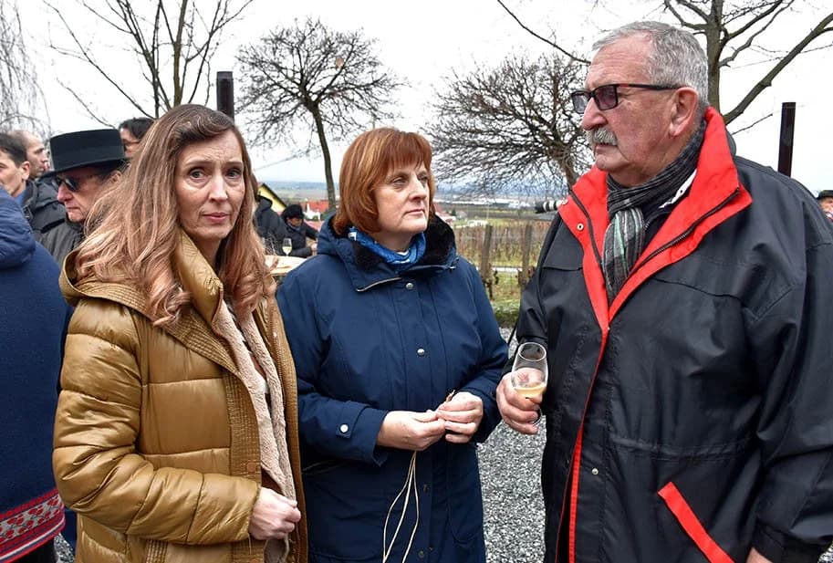 [FOTOGALERIJA] Simboličnim orezivanjem trsova i blagoslovom najavljen početak radova u vinogradima Vlade Krauthakera u Kutjevu