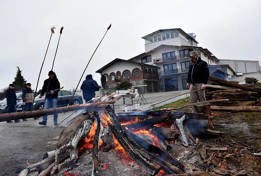 [FOTOGALERIJA] U društvu Stjepana Mesića i brojnih uzvanika najavljen početak radova u vinogradu