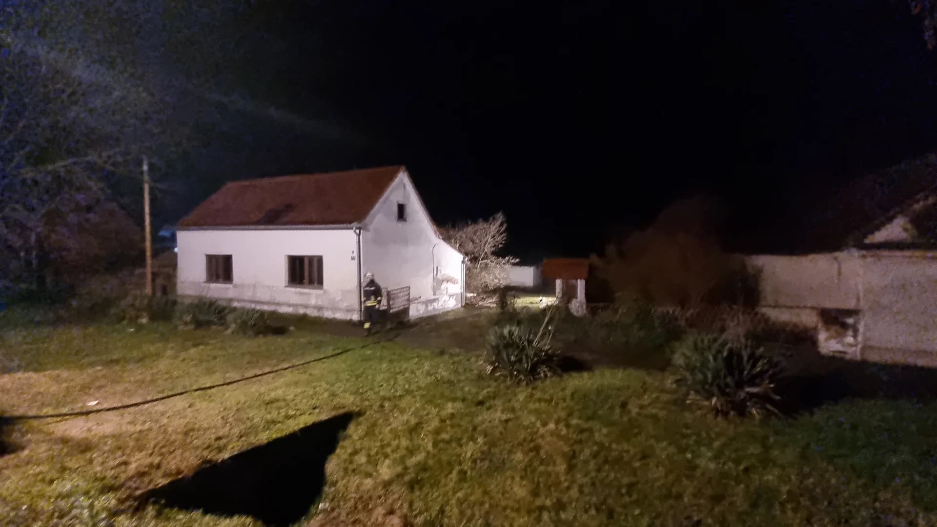 Izgorjele dvije prostorije i dio krovišta obiteljske kuće u Kuli [FOTO]