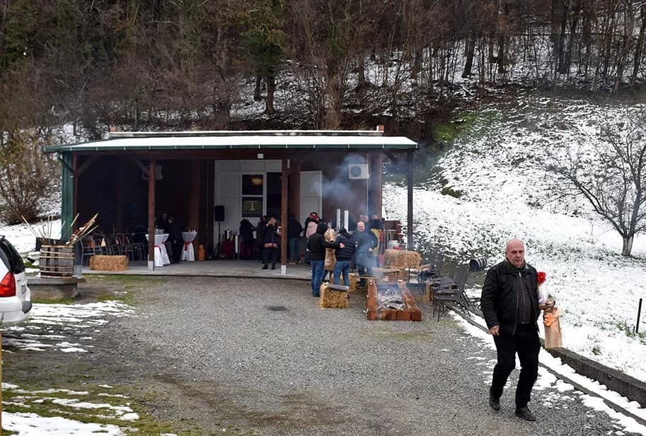 /FOTOGALERIJA/ Vinski biskup Martin kutjevačko-vetovački Cecilijus uz asistenciju fra Mije Crnoje iz Jajca i zvonara Hrvoja Pavlovića iz češljakovaca blagoslovio pokazni vinograda kod Zorice Tandare