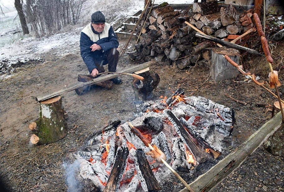 OBILJEŽENO VINCELOVO U VINOGRADU OBITELJI MAJSTOROVIĆ U KUTJEVU: Na trenutak zabijelili vinogradi /FOTO/