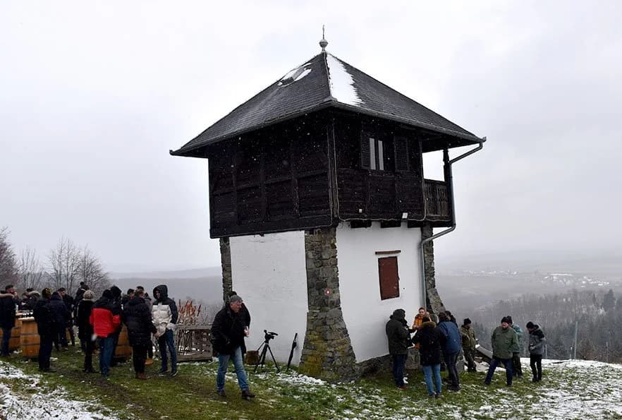 /FOTOGALERIJA/ Uz pucnje iz topa Trenkovih pandura te orezivanje i blagoslov loze proslavljeno Vinceovo u vinogradima Kutjeva d.d.
