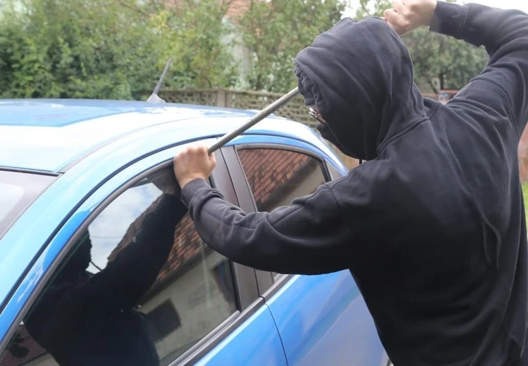 Nepoznati počinitelj provalio u osobni automobil i otuđio razne dijelove