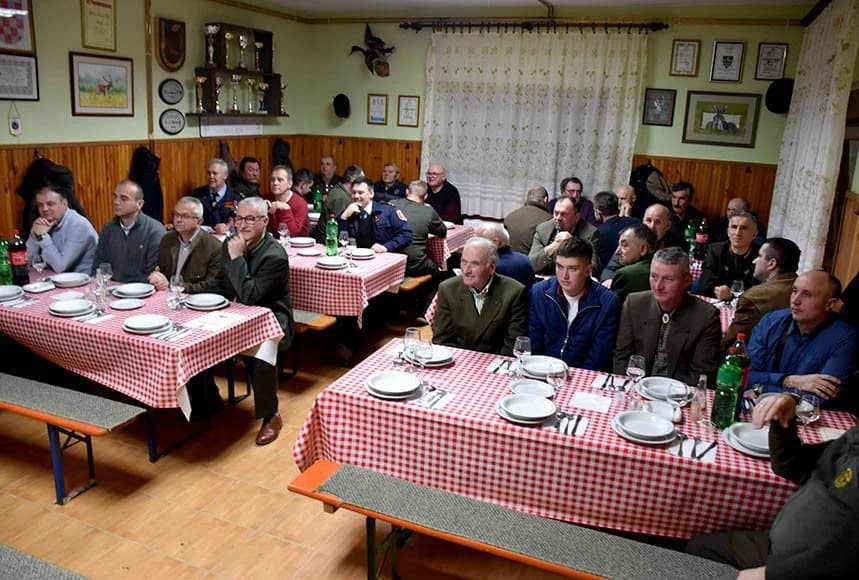 60 GODINA LOVAČKOG DRUŠTVA U BUKU: Deset lovaca primilo visoka odlikovanja, a slavljenik Zlatnu plaketu  Hrvatskog lovačkog saveza /FOTO/