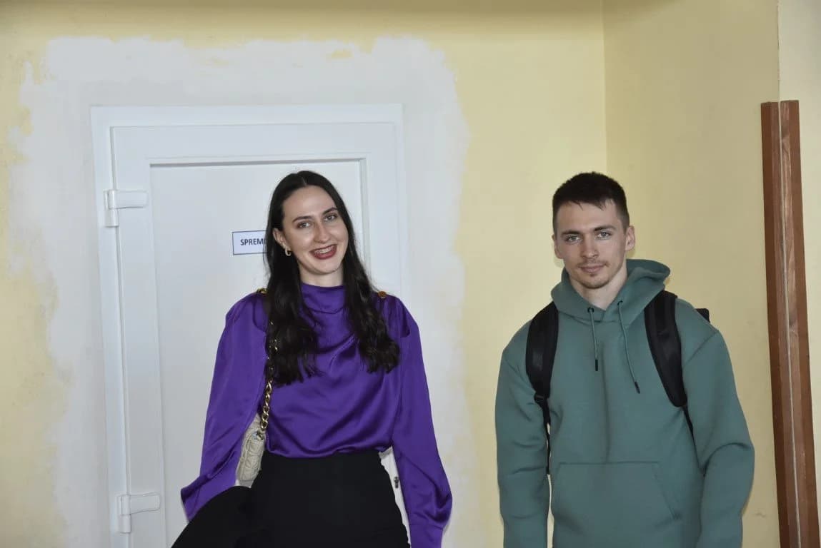 Policijski službenici proveli preventivne aktivnosti „Budi navijač, a ne razbijač“ i „Živim život bez nasilja“ i prezentirali kampanju „Postani policajac/policajka“ /FOTO/