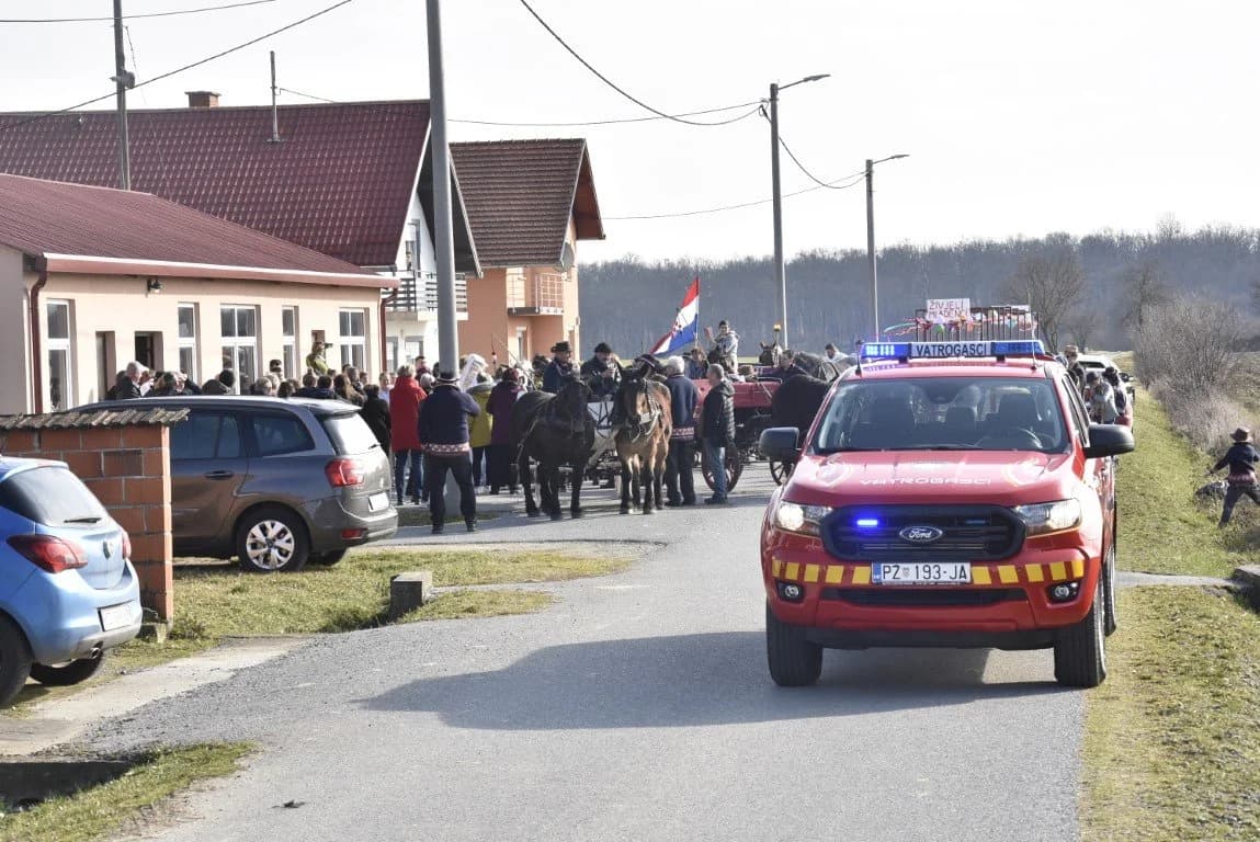 Svatovsko veselje na drugačiji način: Jakšičke maškare od Rajsavca preko Radnovca, Jakšića i Bertelovaca do Tekića /FOTOGALERIJA/