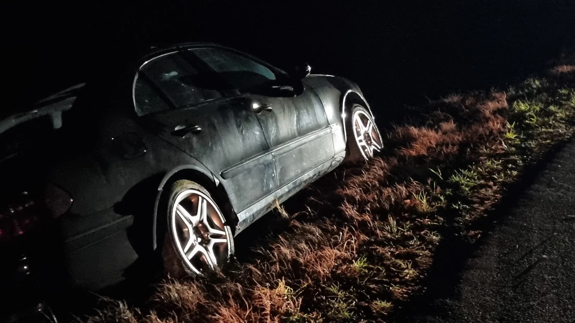 Troje ozlijeđenih u gotovo frontalnom sudaru Mercedesa i Audija [FOTO]