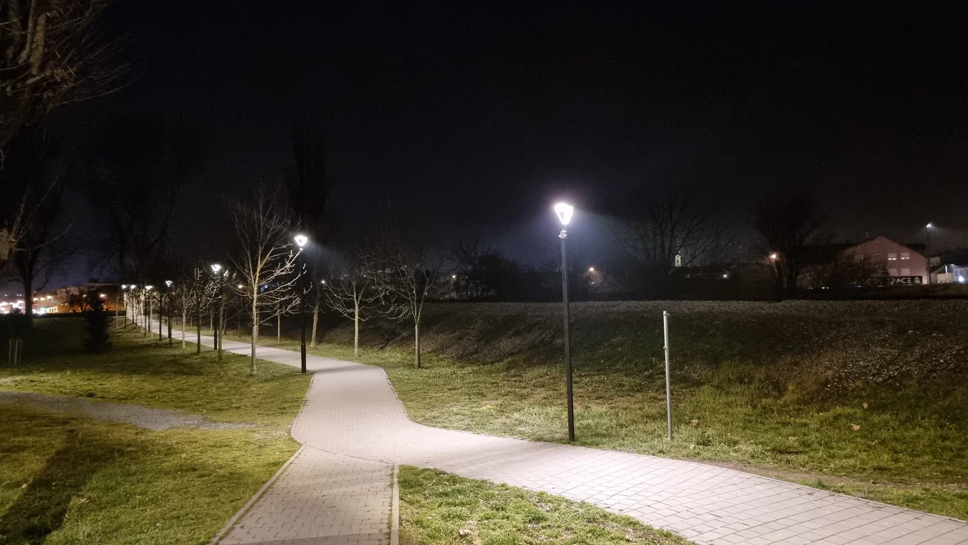 Nova rasvjeta u parku kod Zvečeva i šetnicu uz Orljavu: U večernjim satima ugoda za oči /FOTO/