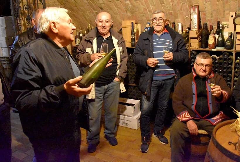 Dogodilo se nemoguće, kutjevački vinari pili i blagoslovili pivo: "Lakše je mješati vino i pivo nego beton" [FOTOGALERIJA]