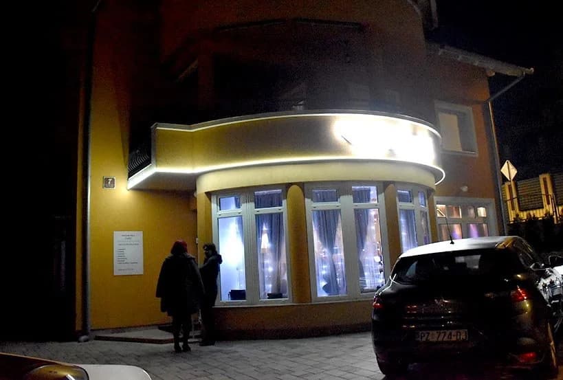 Žene na zabavi, muževi kod kuće čuvali djecu: Zašto je zora tako brzo svanula? /FOTOGALERIJA/