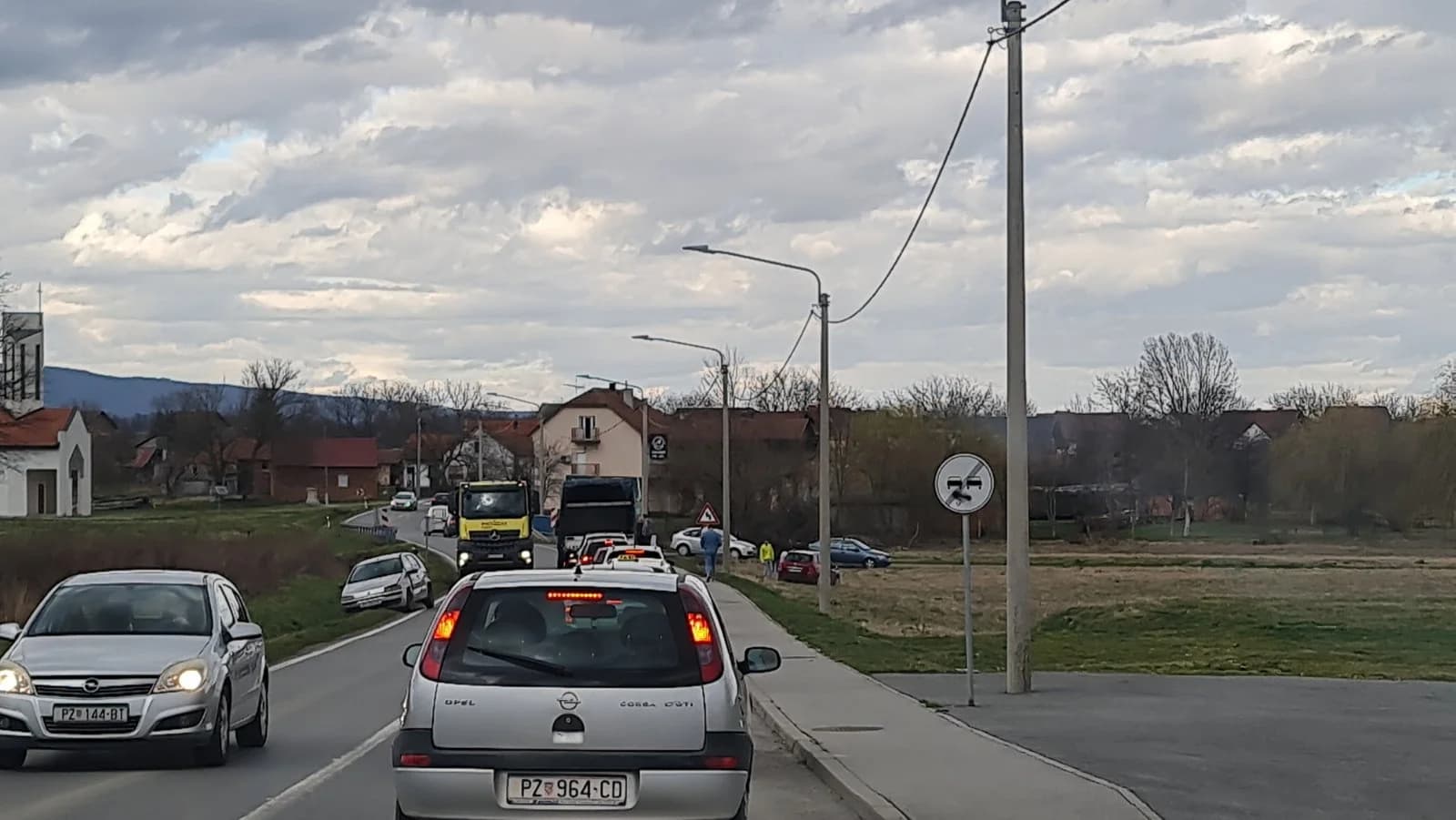 Sudar tri osobna automobila u Eminovcima: Dvije osobe prevezene u bolnicu