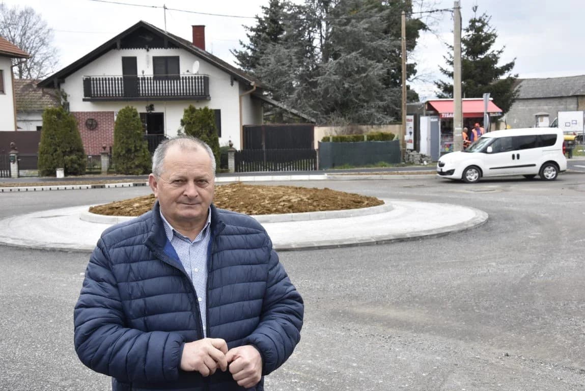 Izgradnja kružnog toka u Jakšiću pri samom kraju: Postavlja se završni sloj asfalta i uređuju zemljane površine /FOTO-VIDEO/