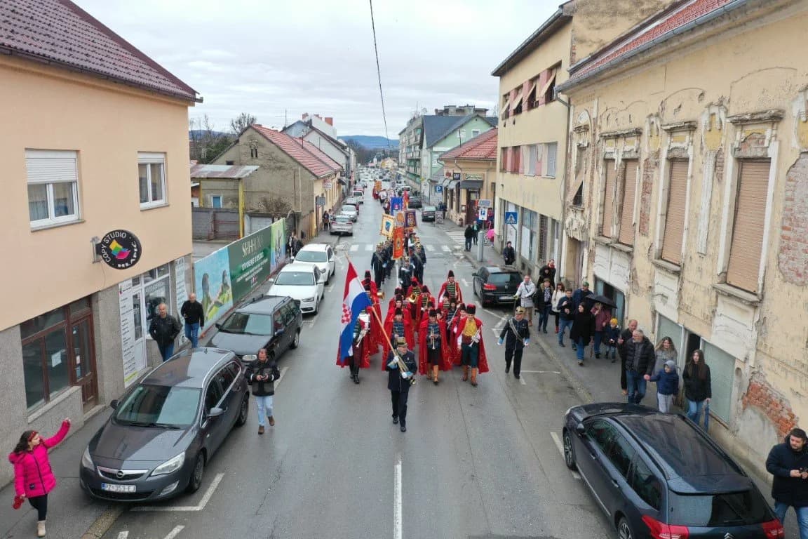 Živopisne odore povijesnih postrojbi krasile ulice grada i oduševile Požežane i njihove goste /FOTOGALERIJA/