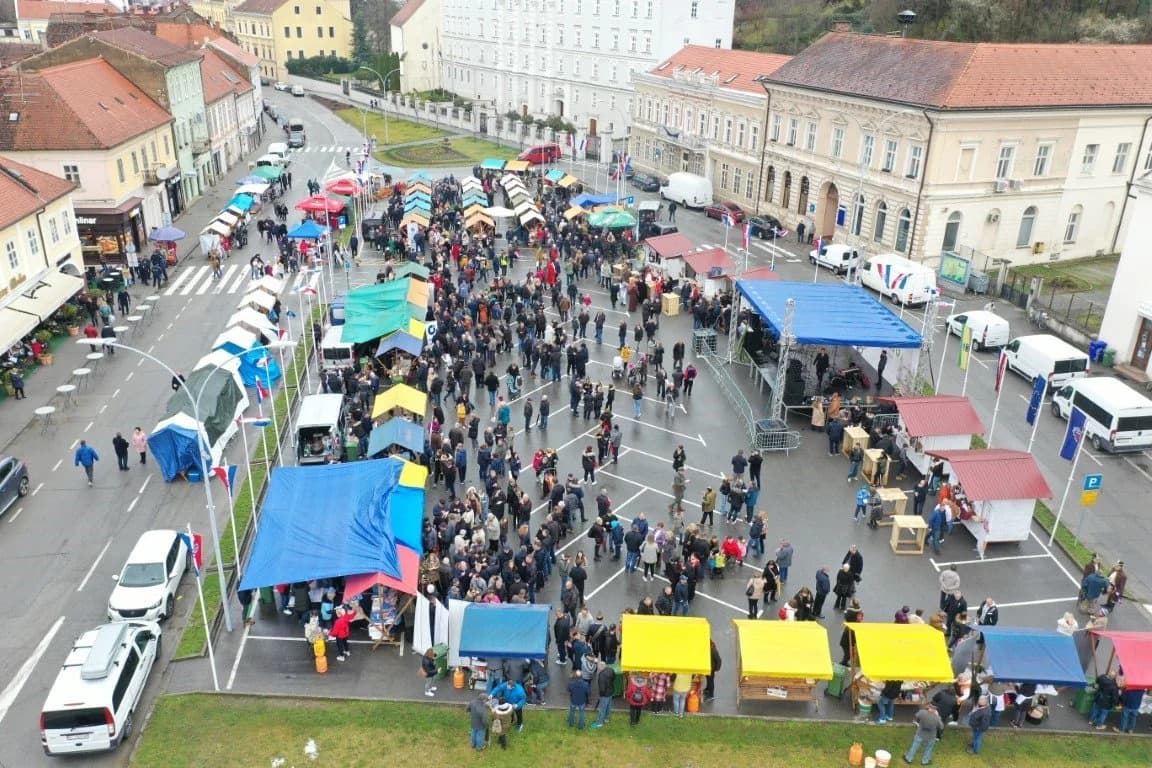 /FOTOGALERIJA/ Mirisi delicija s požeškog Trga sv. Trojstva primamili mnoge Požežane i njihove goste na središnju manifestaciju “Zeleno-plavo”