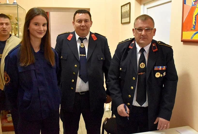Brojni jakšićki vatrogasci primili vatrogasne medalje i plamenicu kao priznanja za predan rad /FOTOGALERIJA/