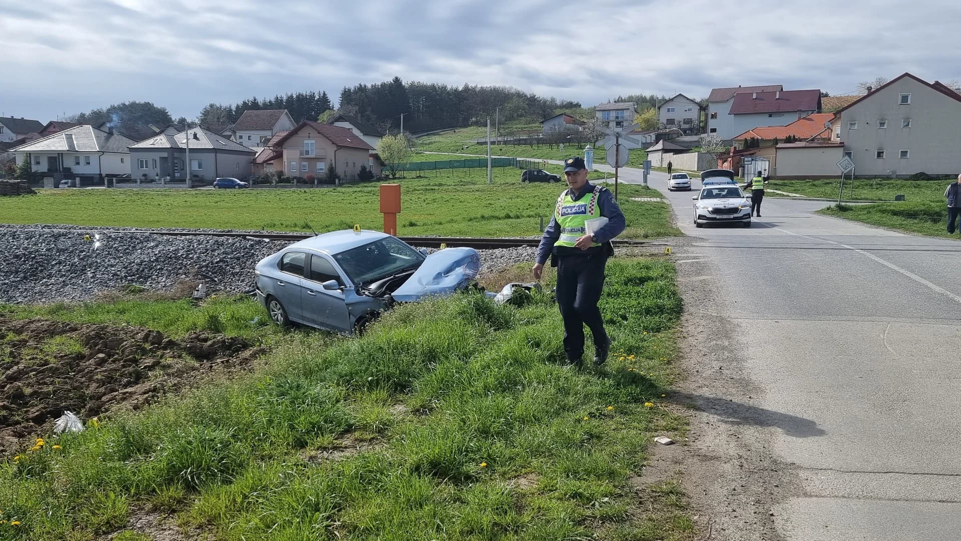 Autom naletio na vlak /FOTO/