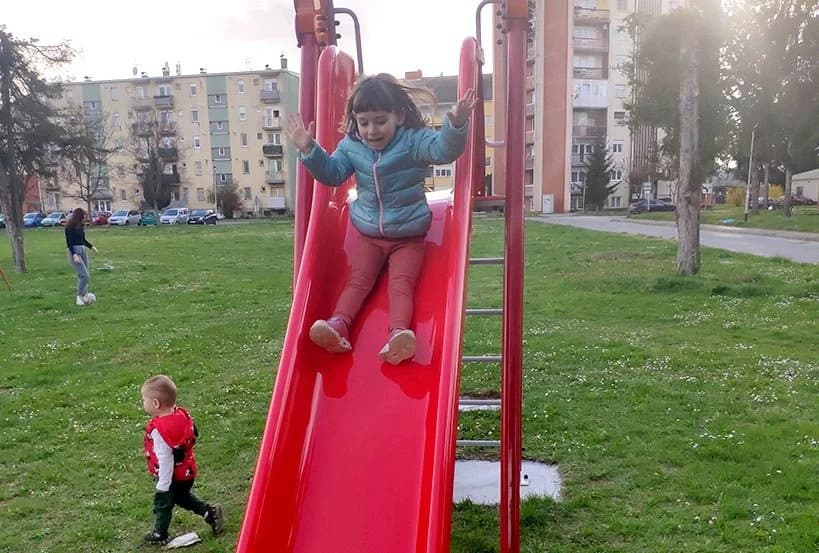 DJEČJE IGRALIŠTE U BABINOM VIRU OBOGAĆENO NOVIM SPRAVAMA: Razveselili najmlađe pred blagdan Uskrsa [FOTO]