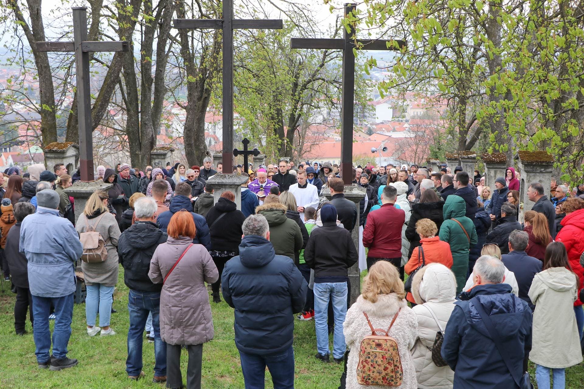 Na požeškoj Kalvariji tradicionalno održana pobožnost Križnoga puta [FOTO]