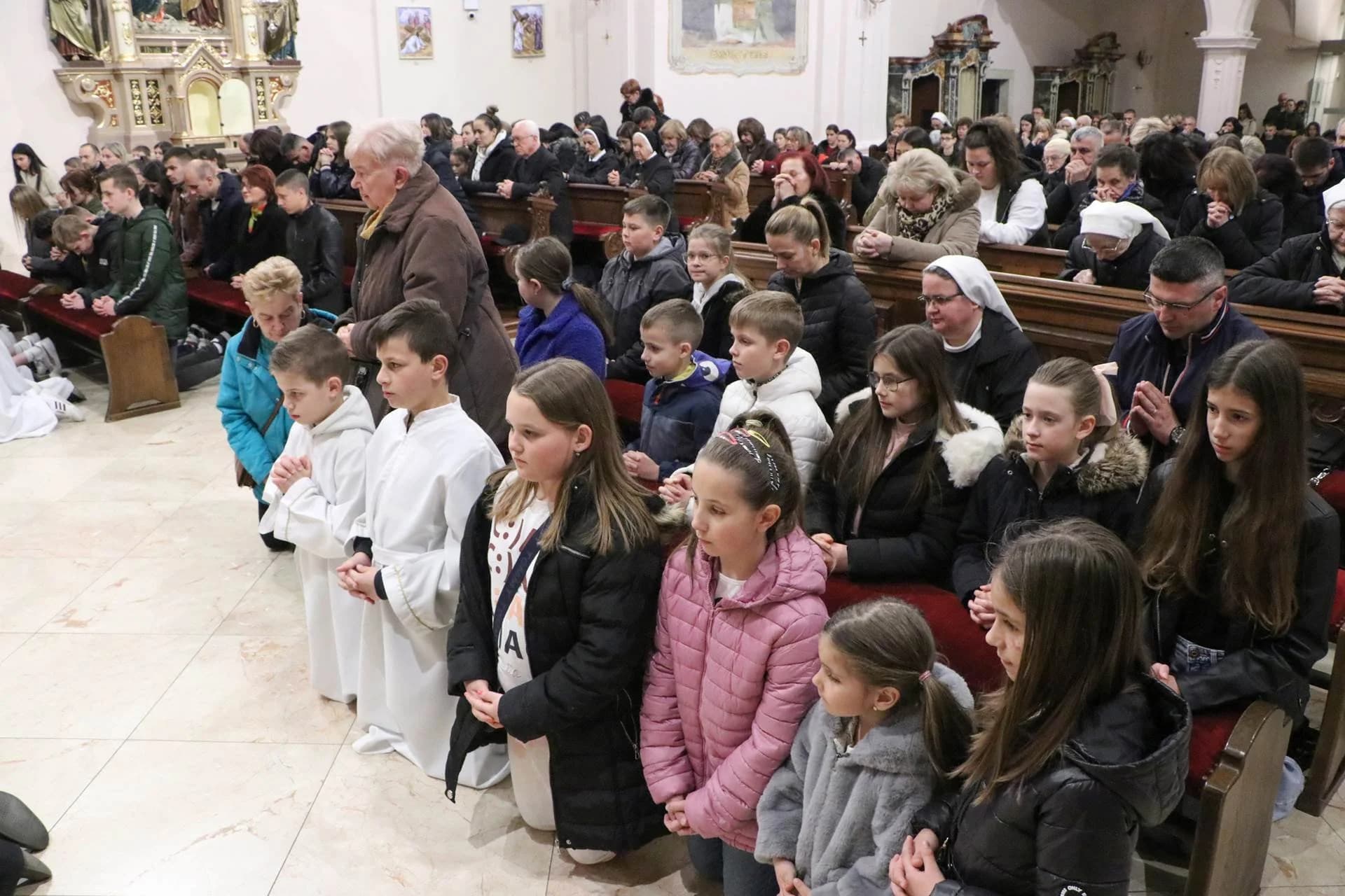 SLUŽBA MUKE GOSPODNJE U POŽEŠKOJ KATEDRALI:  "Gospodine Isus! Volimo te!“