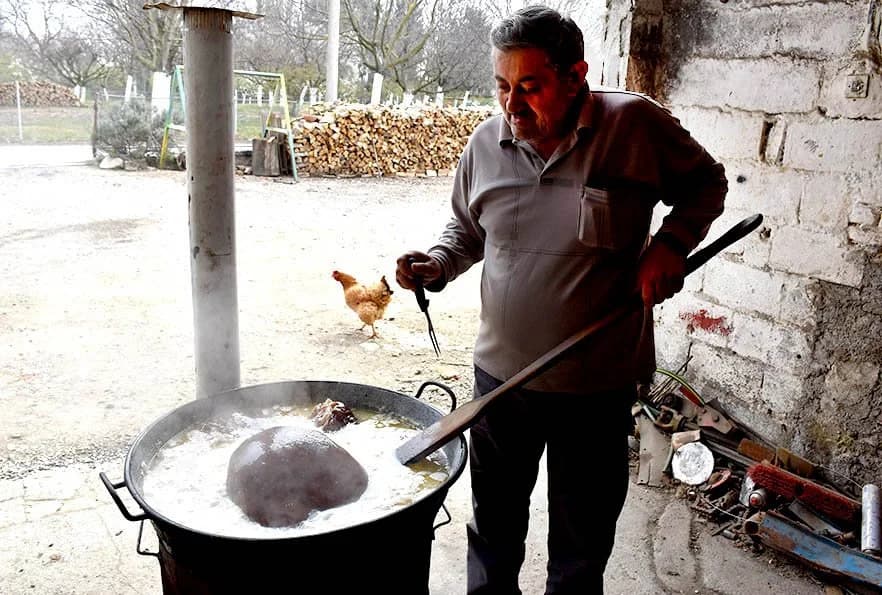 [FOTO] PRIPREME ZA USKRŠNJE OKUPLJANJE U OBITELJI SAMARDŽIJA IZ BIŠKUPACA: Na blagdanskom ručku očekuje se tridesetak članova obitelji