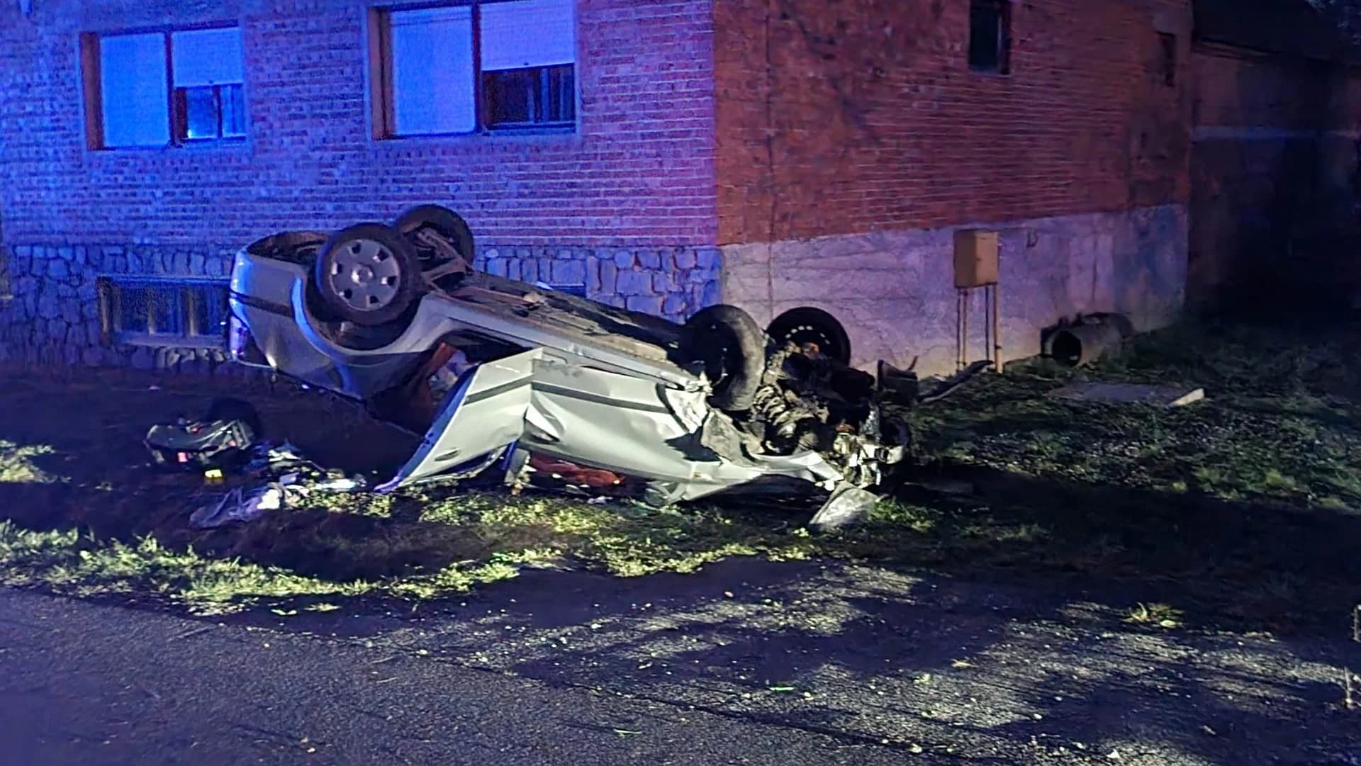 Auto u potpunosti razbijen: Prešao na suprotnu stranu kolnika i prevrnuo se na krov