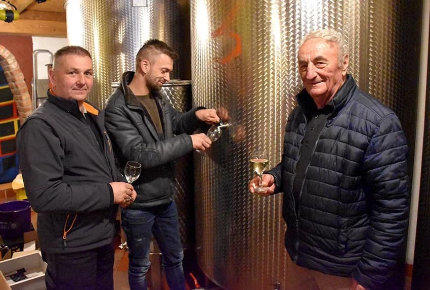 Muškat otonel piju kao guščići [FOTO]