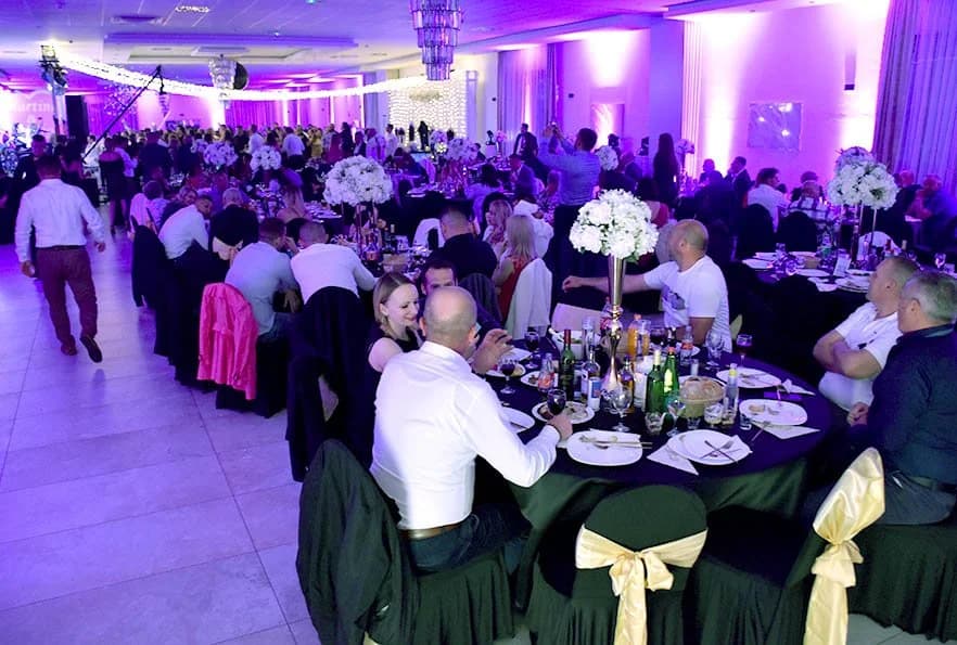 U svatovima Martine Ravlić i Darka Marijanovića Lepa Brena digla goste na noge [FOTO]