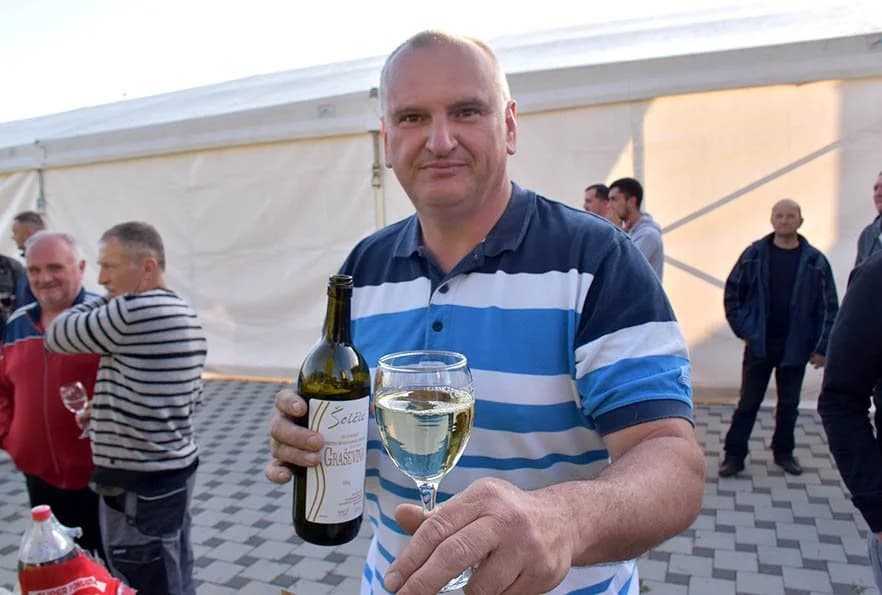 BIŠKUPAČKI VINOGRADARI ZASADILI DRUŠTVENI VINOGRAD U SREDIŠTU NASELJA: Slavlje i blagoslov loze uz janjetinu [FOTO]