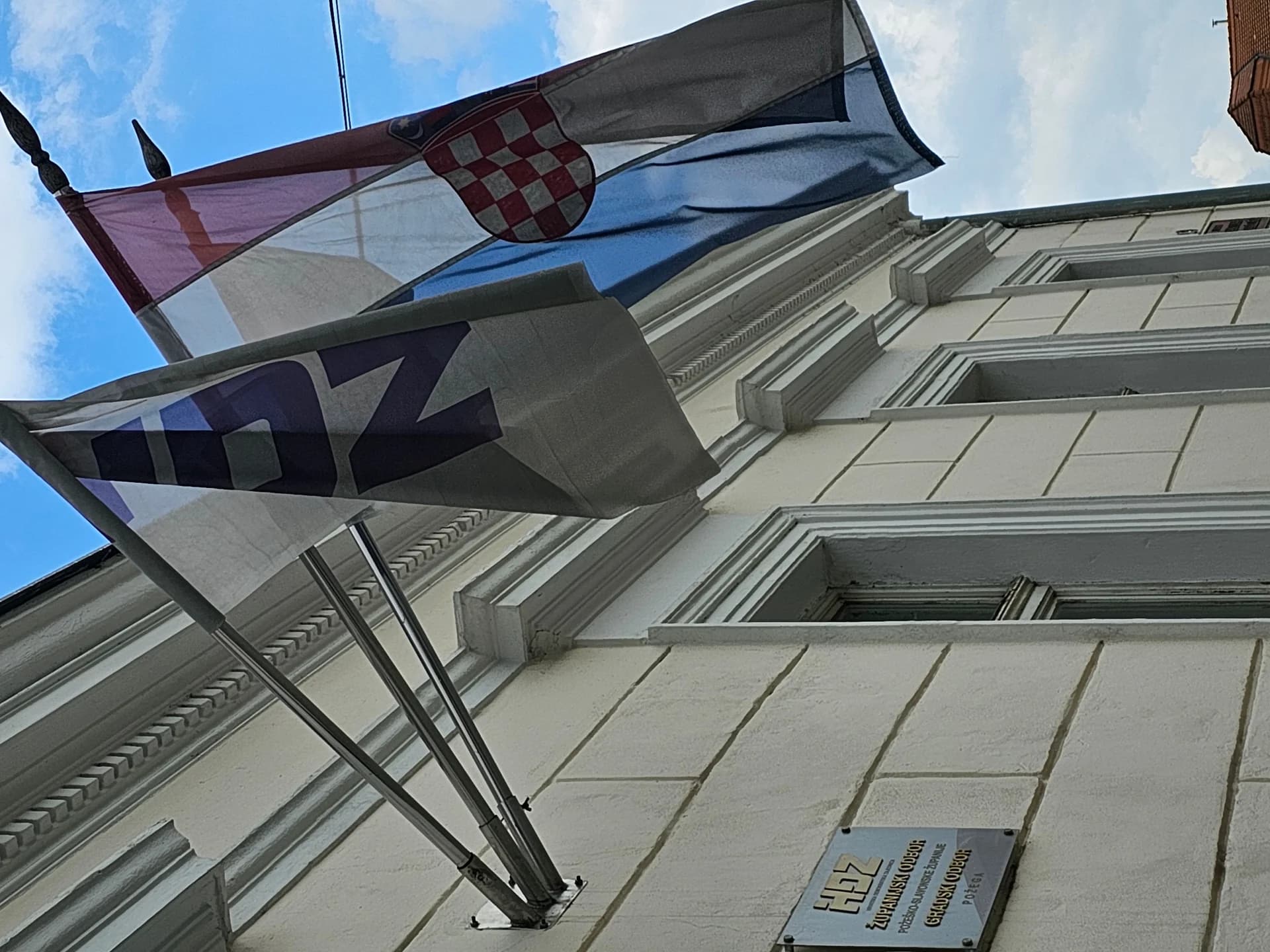Plavo nebo i izblijedjela zastava HDZ-a [FOTO]