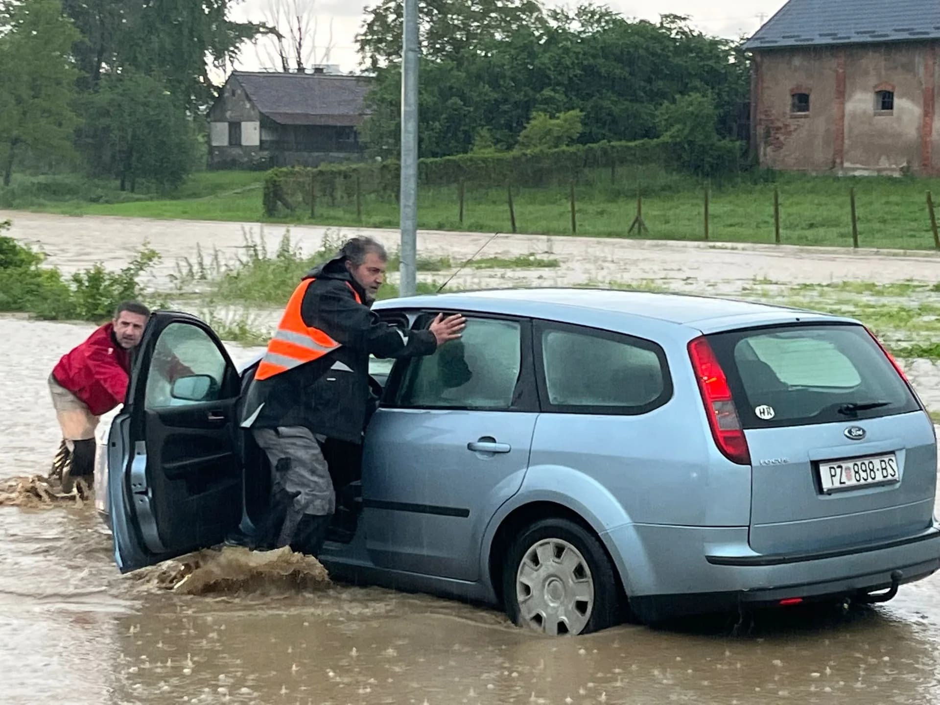 Kaos u Osječkoj i Industrijskoj ulici: Automobili zapeli u vodi [FOTOGALERIJA]