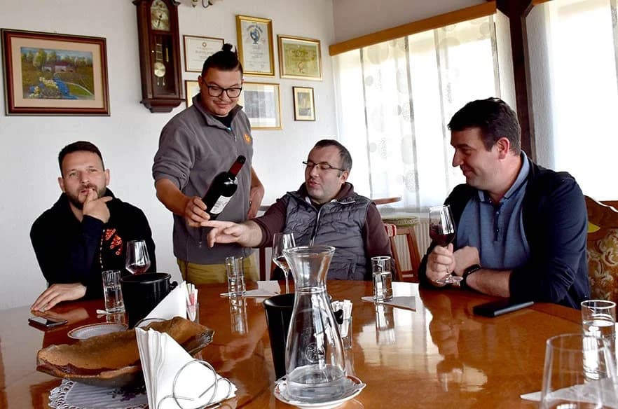 POSJET SVEĆENIKA ĐAKOVAČKO-OSJEČKE NADBISKUPIJE KUTJEVU: Upoznali se sa vinskom kartom Podrumarstva Krauthaker /FOTO/