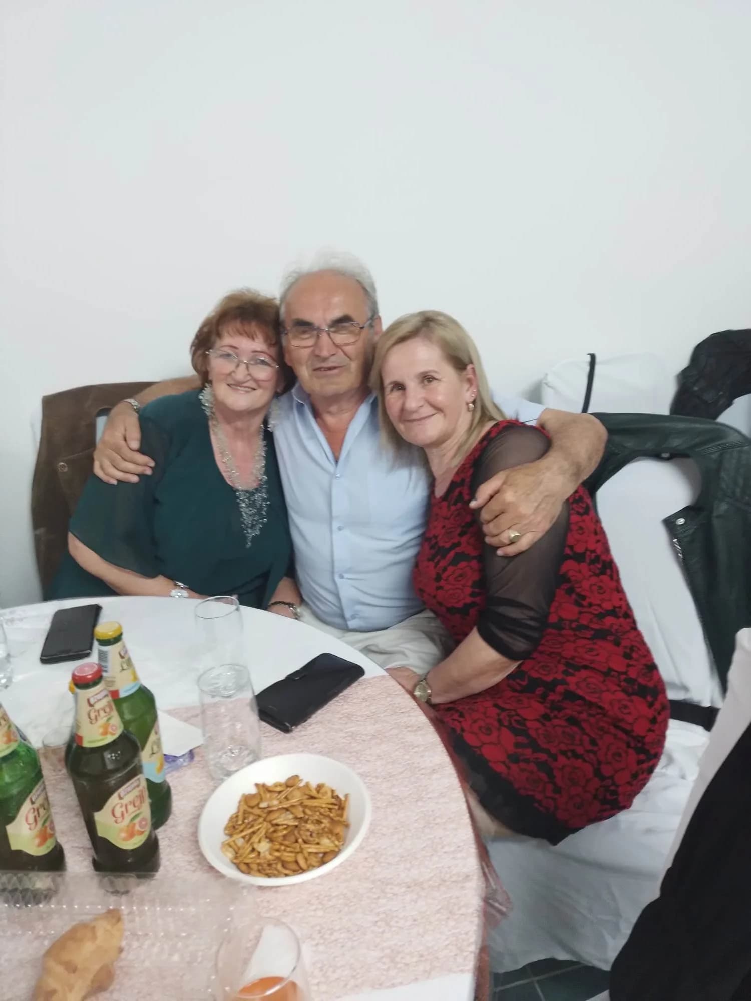 Veseli velički umirovljenici: Dane provode u veselju i plesu /FOTO/