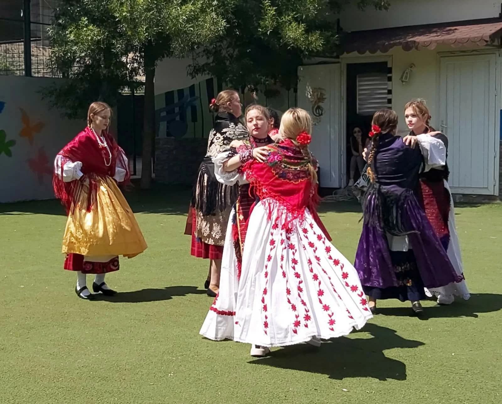 Učenice Ekonomske škole u Požegi predstavile narodne nošnje i plesove u Turskoj