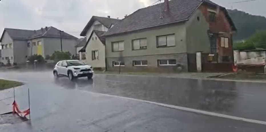 Jaka kiša, praćena ledom pogodila dio Požeštine: Nekoliko minuta padao led veličine lješnjaka /VIDEO/