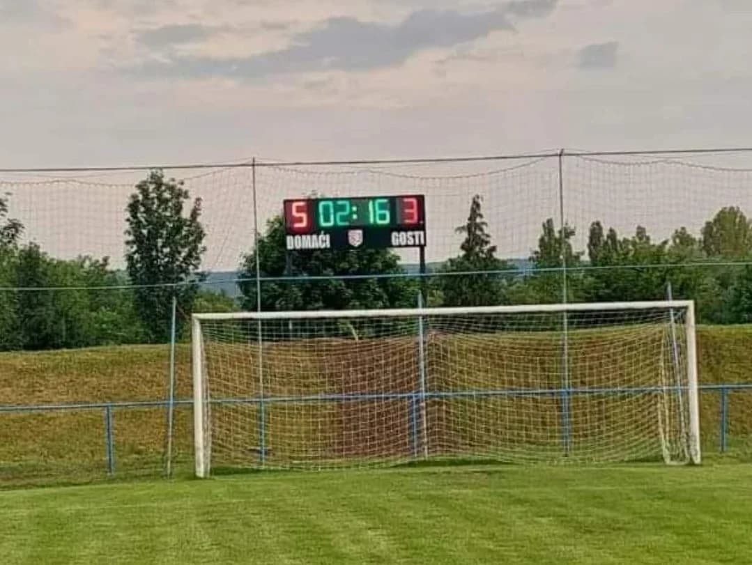 Nogometni stadion u Jakšiću od danas krasi novi semafor!