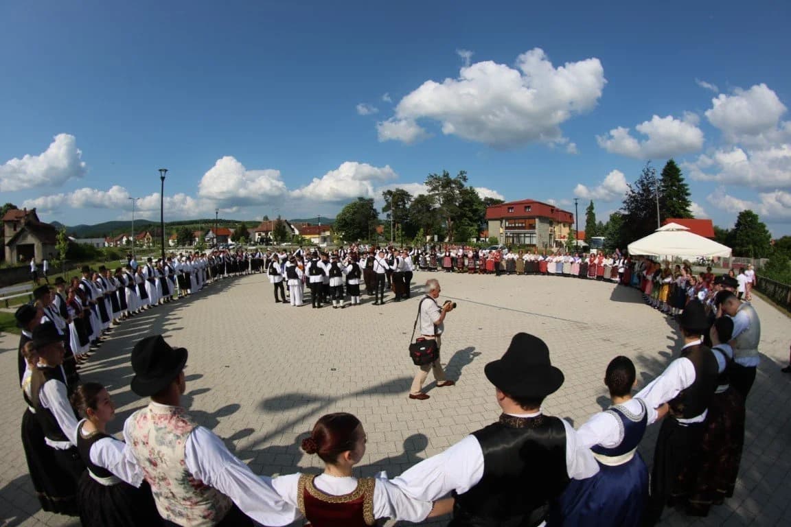 Ljepota tradicije i narodne baštine uprizorena na ulicama općine Velika /FOTOGALERIJA I VIDEO/