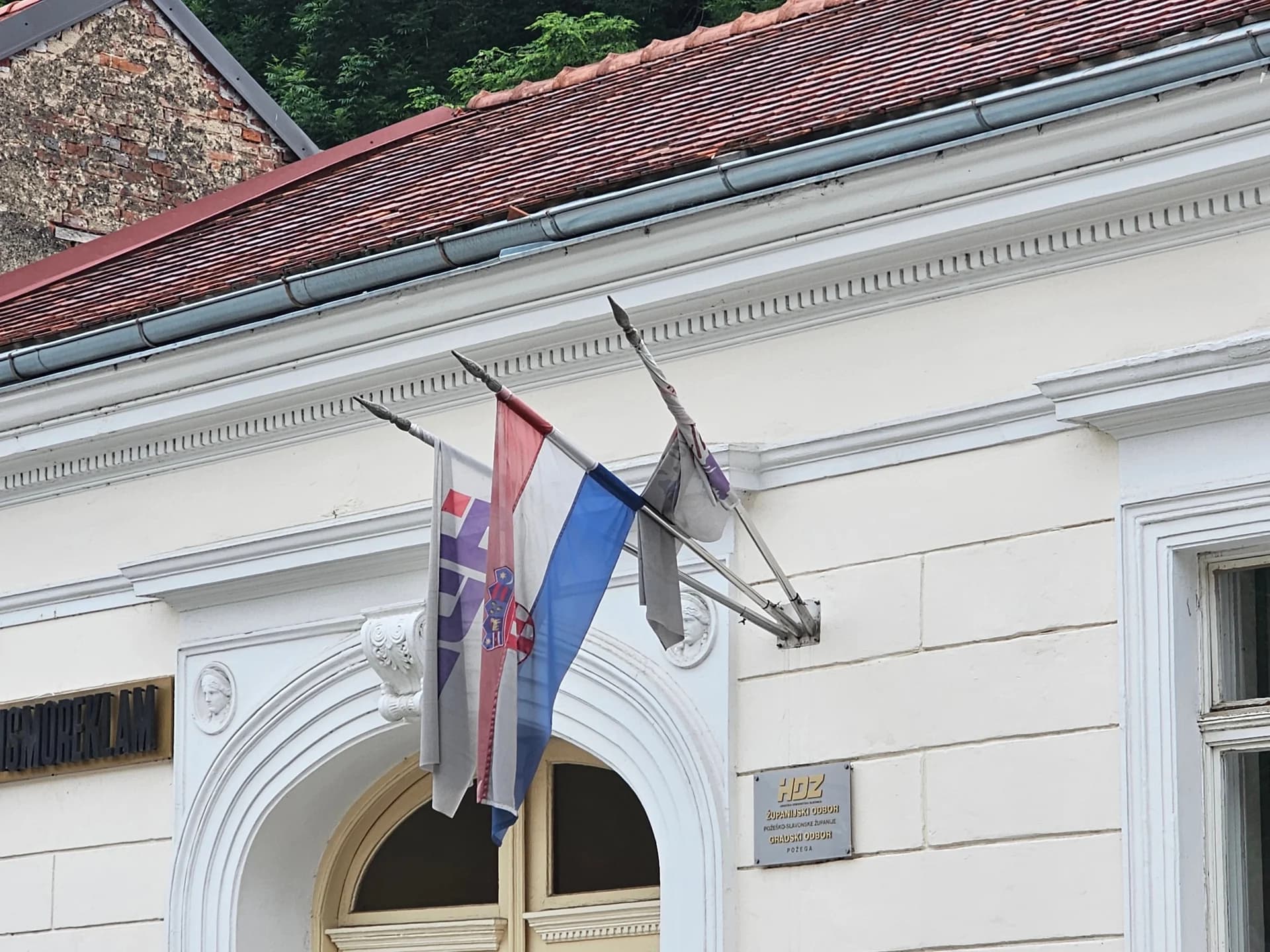 Zar će ovakve zastave na zgradi HDZ-a dočekati Dan državnosti!!!??? /FOTO/