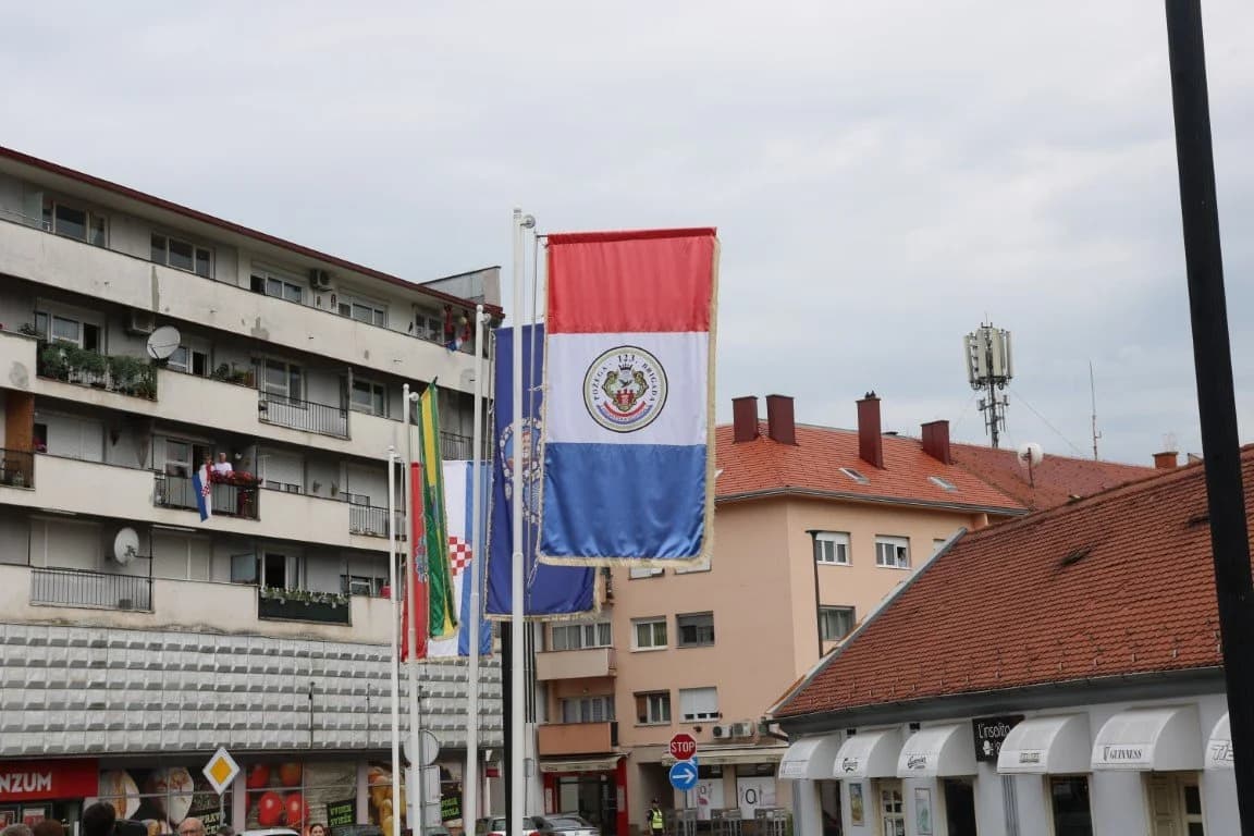 Počast poginulim i preminulim braniteljima uz Dan državnosti: Položeni vijenci i zapaljene svijeće uz spomenik na Trgu 123. brigade /FOTO/