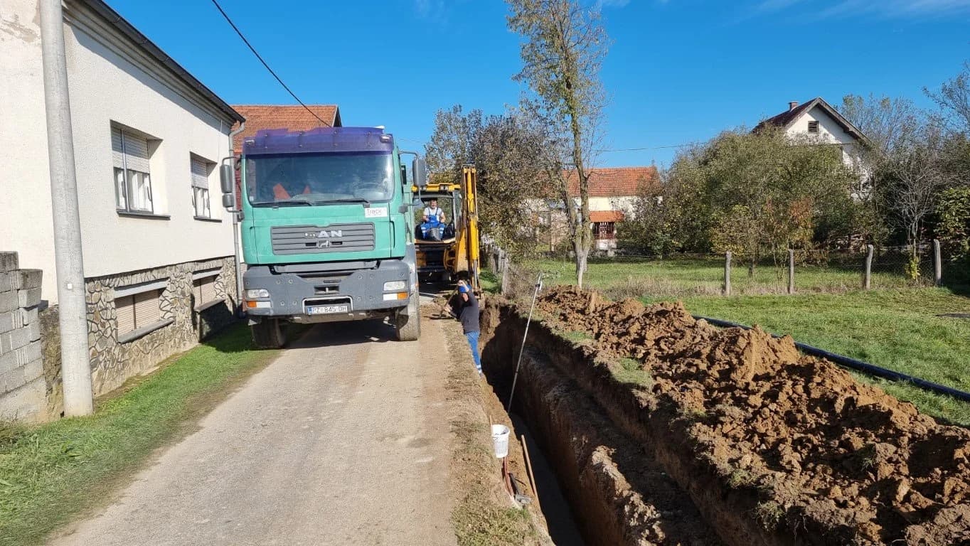 Radni strojevi „okupirali“ selo Granje u jakšičkoj općini: Započeli dugo očekivani radovi na izgradnji vodovodne mreže i sustava odvodnje /FOTO/